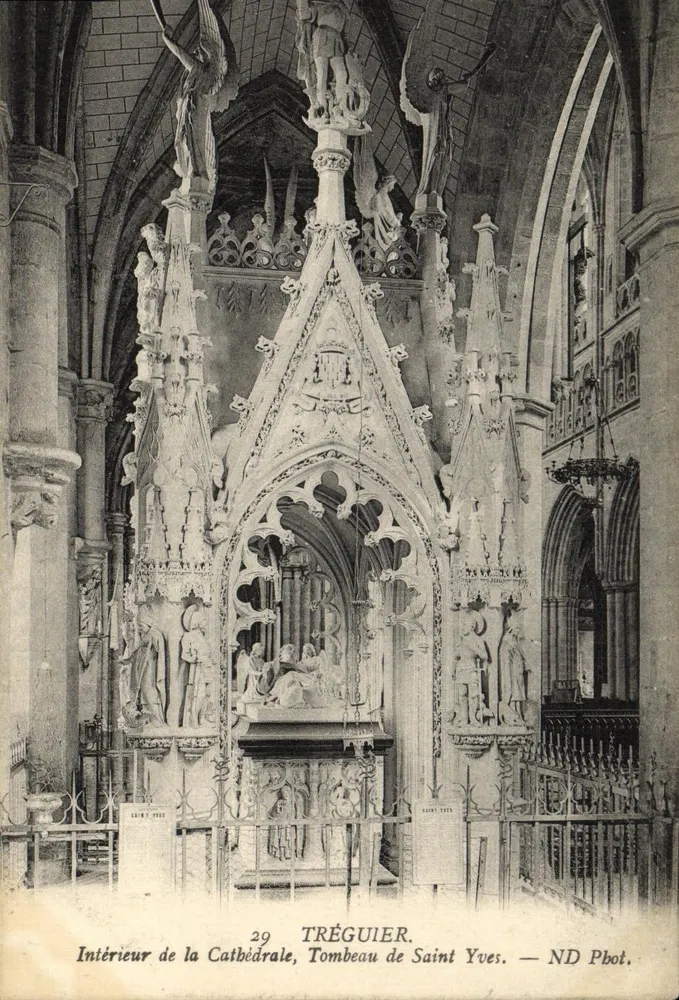 Innenansicht der Kathedrale, Grabmal des Heiligen Yves — Tréguier - Vorderseite