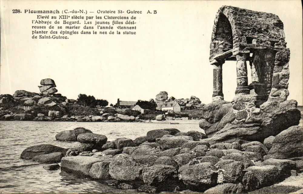 Pleumanech (C.-du-N.) — Oratório de Saint-Guirec — A.B. — Erguido no século XIII pelos Cistercienses da Abadia de Begard - Frente