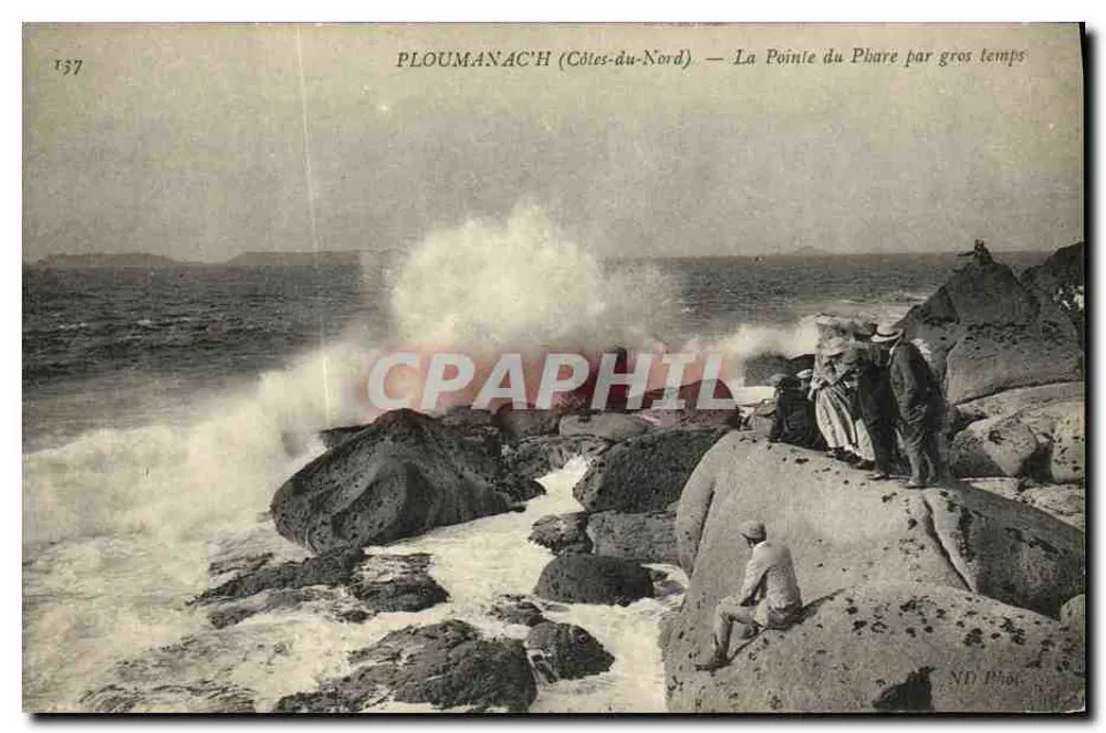 PLOUMANAC'H (Côtes-du-Nord) — A Ponta do Farol em Tempo Ruim — ND Phot. - Frente