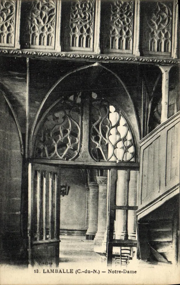 Lamballe (C.-du-N.) — Notre-Dame — Innenansicht der Kirche mit gotischem Bogen und farbigem Glas - Vorderseite