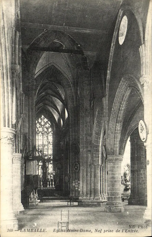 Lamballe — Kirche Notre-Dame, Blick auf die Kirche von der Eingangstür — ND Phot. - Vorderseite