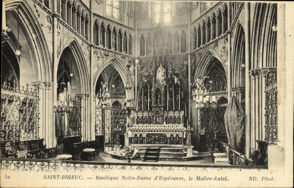 Saint-Brieuc — Basilika Notre-Dame d'Espérance, der Hauptaltar - Vorderseite