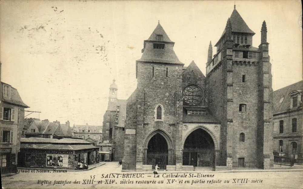 Saint-Brieuc — A Catedral Saint-Étienne — igreja fortificada dos séculos XIII e XIV, restaurada no século XV e parte reformada no século XVIII - Frente