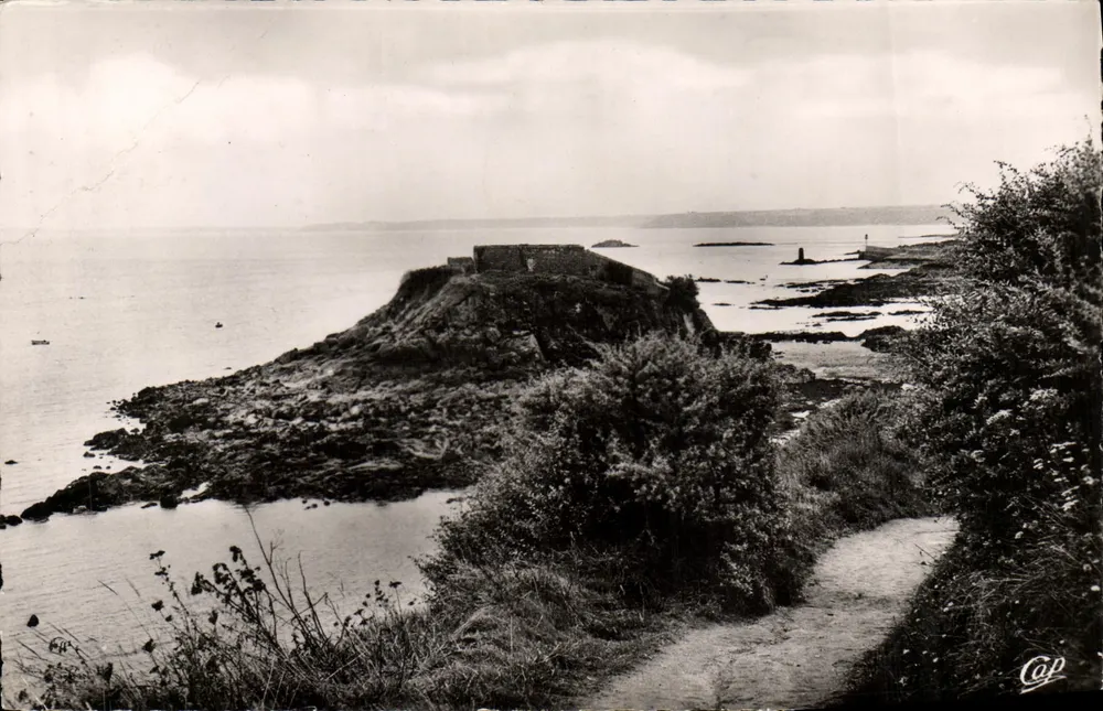 Cabo da Condessa — vista da ilha — Réal-Photo - Frente