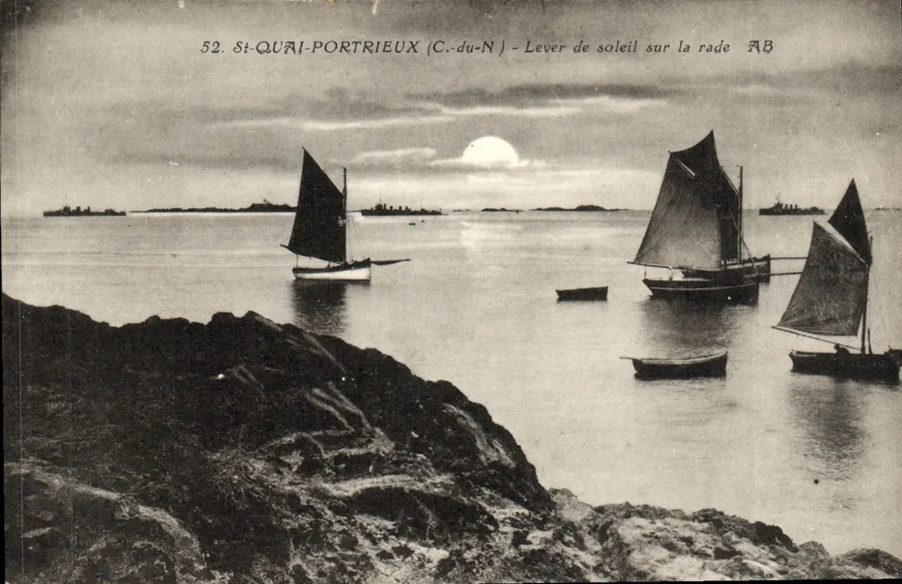 St-Quai-Portrieux (C.-du-N.) — Sonnenaufgang über den Hafen — Phototypie A. E. Angers - Vorderseite