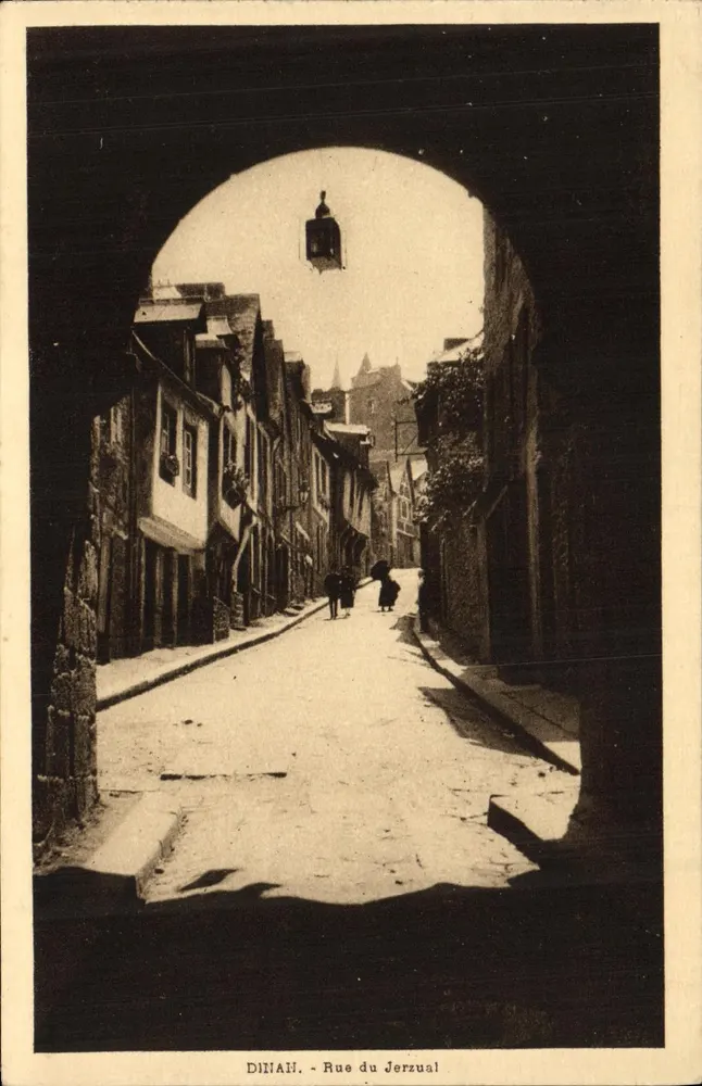 Dinan - Rue du Jerzual — vista sob um arco — Édition M. PAMBRUN, Dinan, N° 10 - Frente
