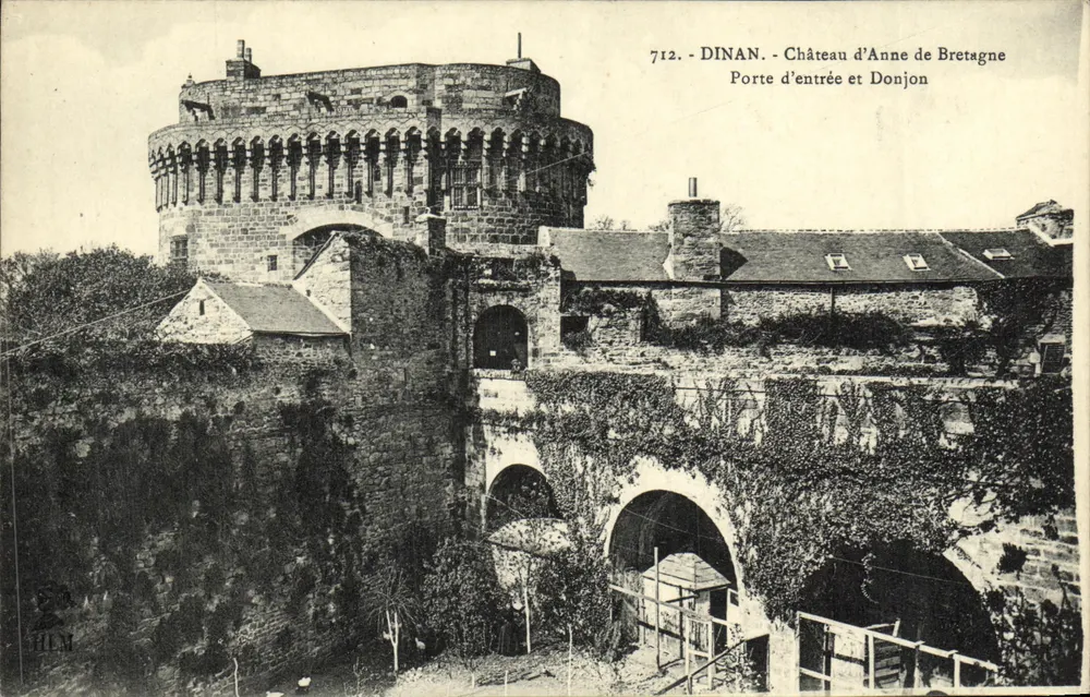 Dinan - Schloss von Anne von Bretagne, Eingangstor und Bergfried - Vorderseite