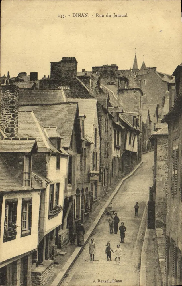 Dinan - Rue du Jerzual — vista inclinada — J. Rouxel, Dinan, n°135 - Frente