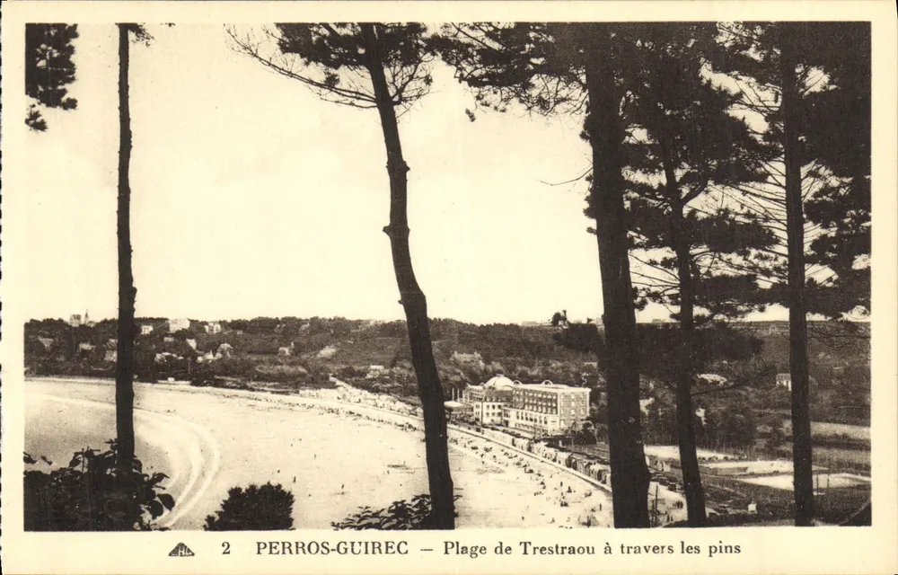 Perros-Guirec — Ansicht der Trestraou-Strand durch die Kiefern — C° des Arts Photomécaniques Strasbourg-Schiltigheim - Vorderseite