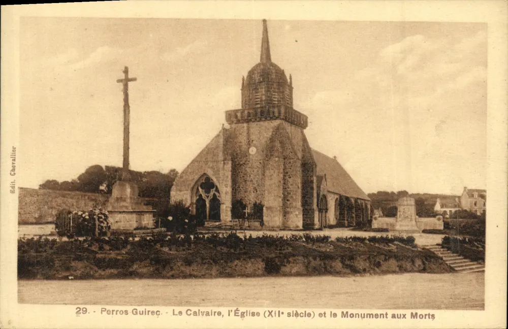 Perros-Guirec - Der Calvarienberg, die Kirche (12. Jahrhundert) und das Kriegerdenkmal - Vorderseite