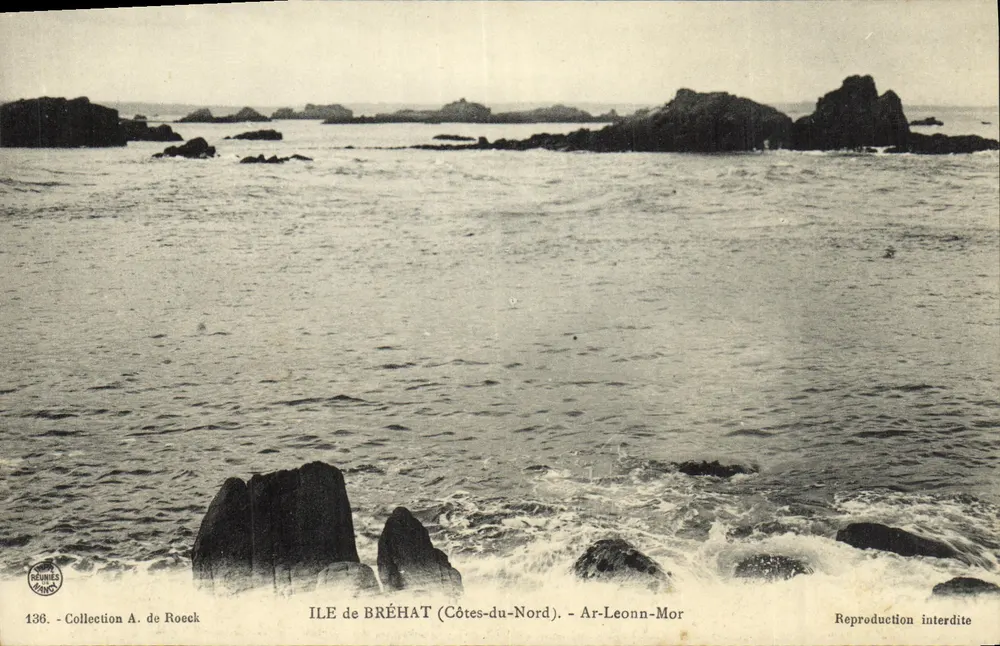 Ilha de Bréhat (Côtes-du-Nord) — vista dos rochedos e das ondas — editor Réunies, n° 136 - Frente