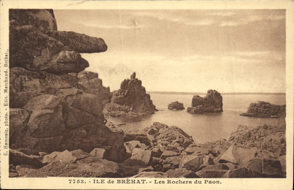 Ilha de Bréhat - Os Rochos do Pavão — E. Hamonic, foto. — Ed. Marchand, Bréhat. N° 7753 - Frente
