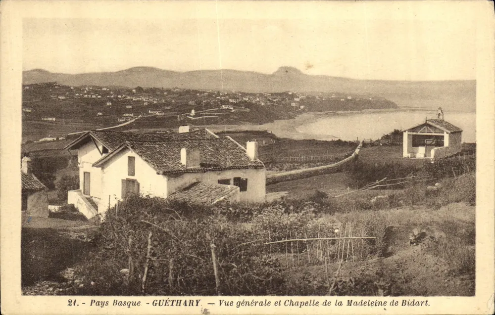 Guéthary — Allgemeiner Blick und Kapelle der Madeleine de Bidart — Baskenland - Vorderseite