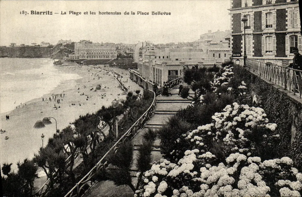 Biarritz — Die Strände und die Hydrangeen der Place Bellevue — L. Jugand, Verlag - Vorderseite