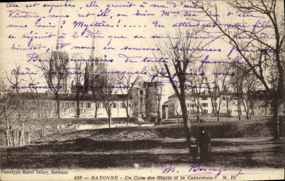 BAYONNE - Ein Eckbereich der Glacis und die Kathedrale — Phototypie Marcel Delboy, Bordeaux, Nr. 103 - Vorderseite
