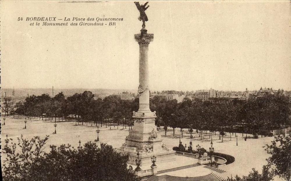 Bordeaux — Ansicht der Place des Quinconces und des Monument des Girondins — Bloc Frères Caloups, Bordeaux - Vorderseite