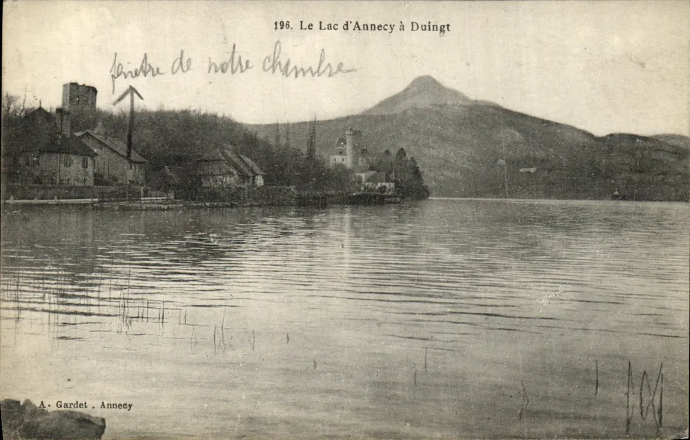 O Lago de Annecy em Duingt — vista do lago com castelo e colina — A. Gardet, Annecy - Frente
