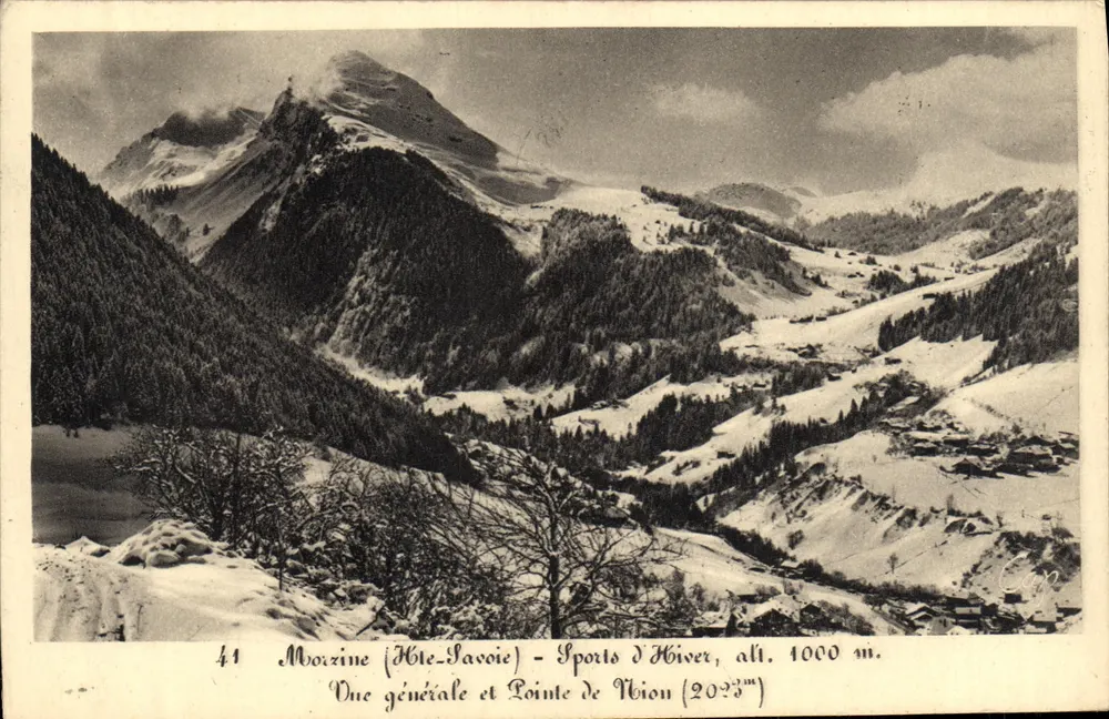 Morzine (Haute-Savoie) - Esportes de Inverno, alt. 1000 m. - Vista geral e Ponta de Vion (2023m) - Frente