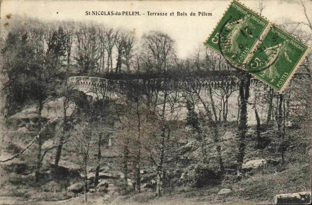 St-NICOLAS-du-PELEM. - Terrasse und Holz des Pélem — Photolapie Vasseur, Nantes - Vorderseite