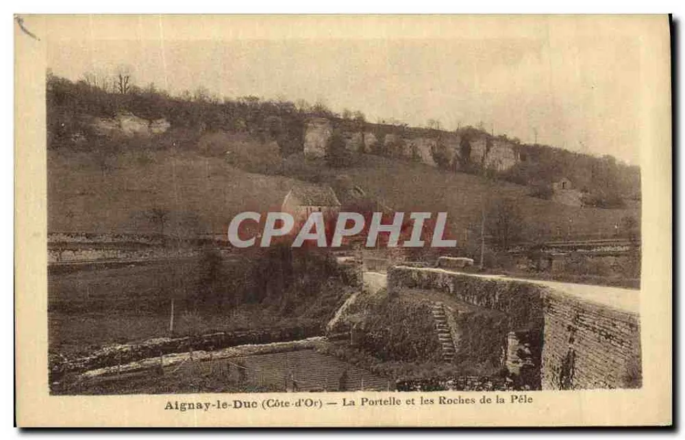 Aignay-le-Duc (Côte-d'Or) — La Portelle und die Roches de la Pèle - Vorderseite