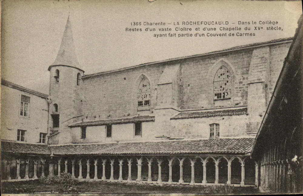 La Rochefoucauld — Reste eines großen Klostergangs und einer Kapelle des 15. Jahrhunderts, die Teil eines Carmeliterklosters waren - Vorderseite