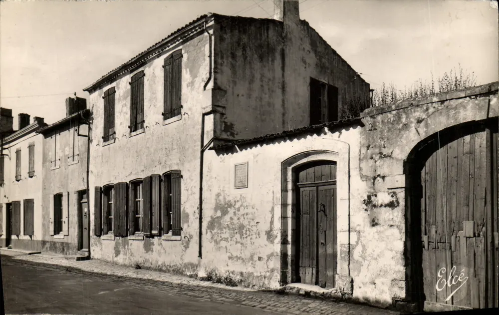 Elcée — rua com casa antiga — Elcée - Frente