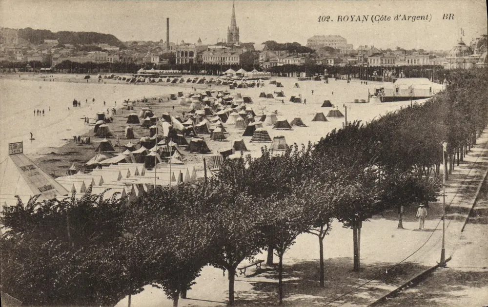 Royan (Côte d'Argent) — praia com barracas e passeio arborizado — BR, n°102 - Frente