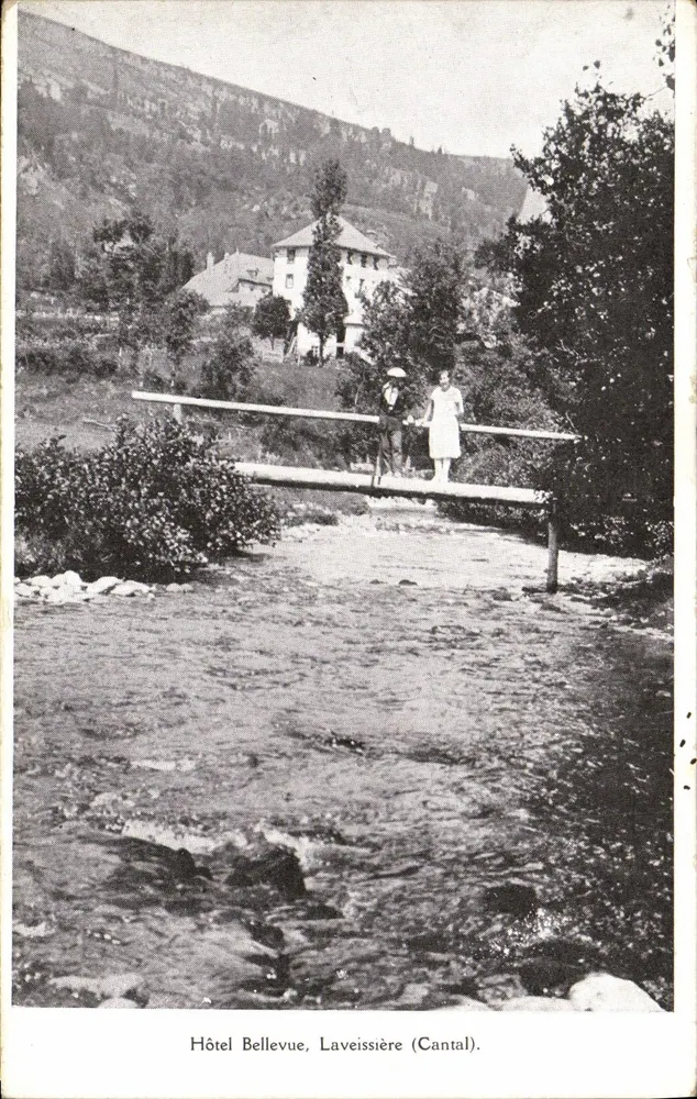 Hotel Bellevue, Laveissière (Cantal) — vista do ponte e do edifício — editor não visível - Frente