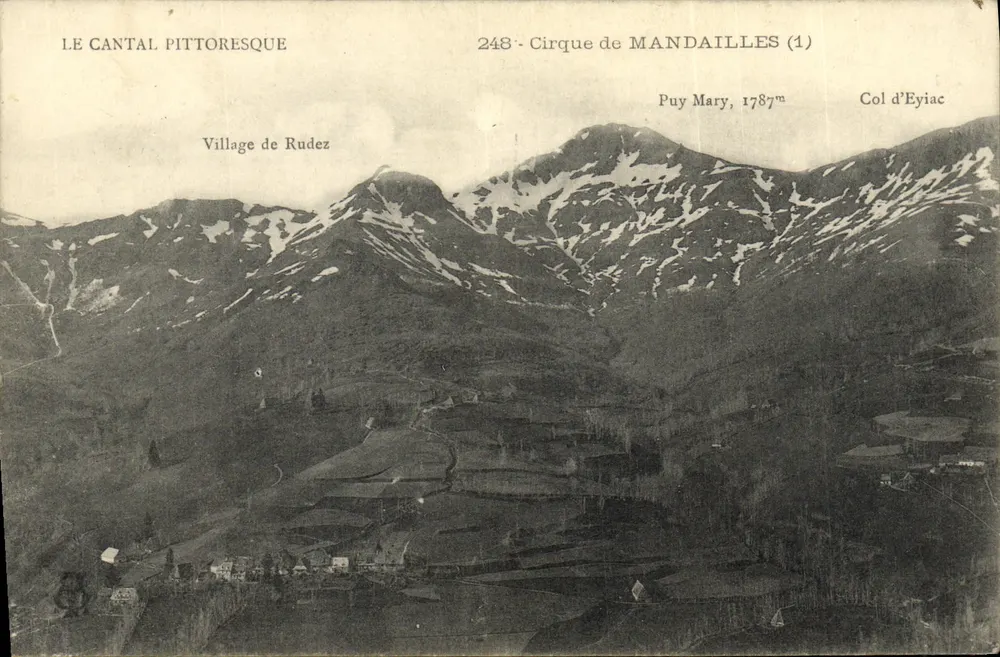 Cirque de Mandailles — Puy Mary, 1787m — Col d’Eyiac — Aldeia de Rudez — Editor: Le Cantal Pittoresque, n°248 - Frente