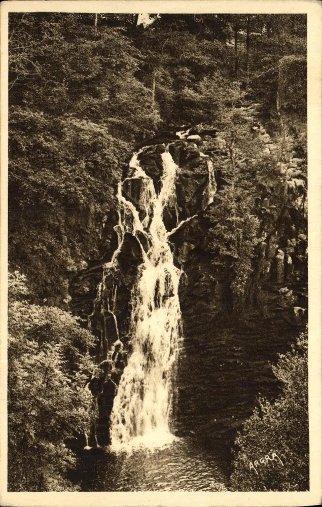 Cachoeira do Sartre — Vale da Rhue (Cantal) — Les Arts Graphiques, Toulouse - Frente