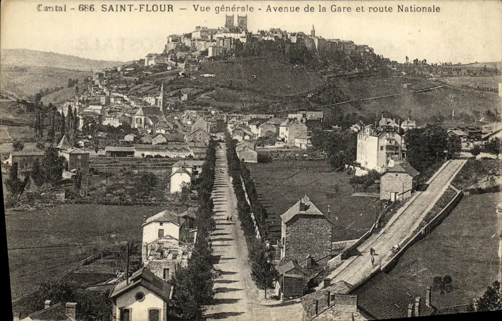 Saint-Flour — Allgemeiner Blick — Avenue de la Gare und Nationale Straße — Cantal - 686 - Vorderseite