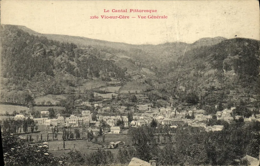 Vic-sur-Cère — Vista Geral — O Cantal Pitoresco - Frente