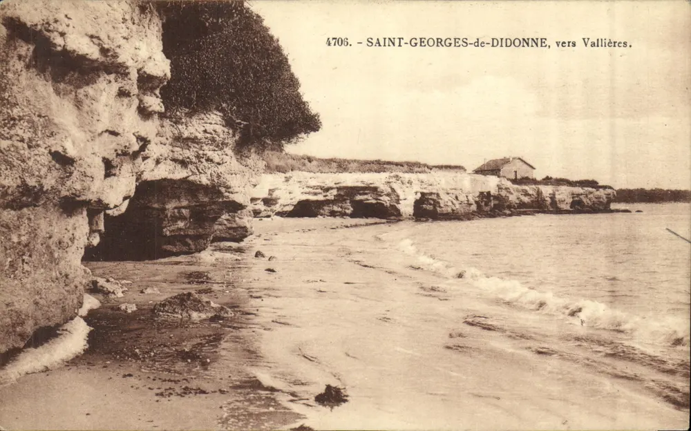 Saint-Georges-de-Didonne, perto de Vallières — vista de falésias e praia — editor R. Bergevin, n° 4706 - Frente