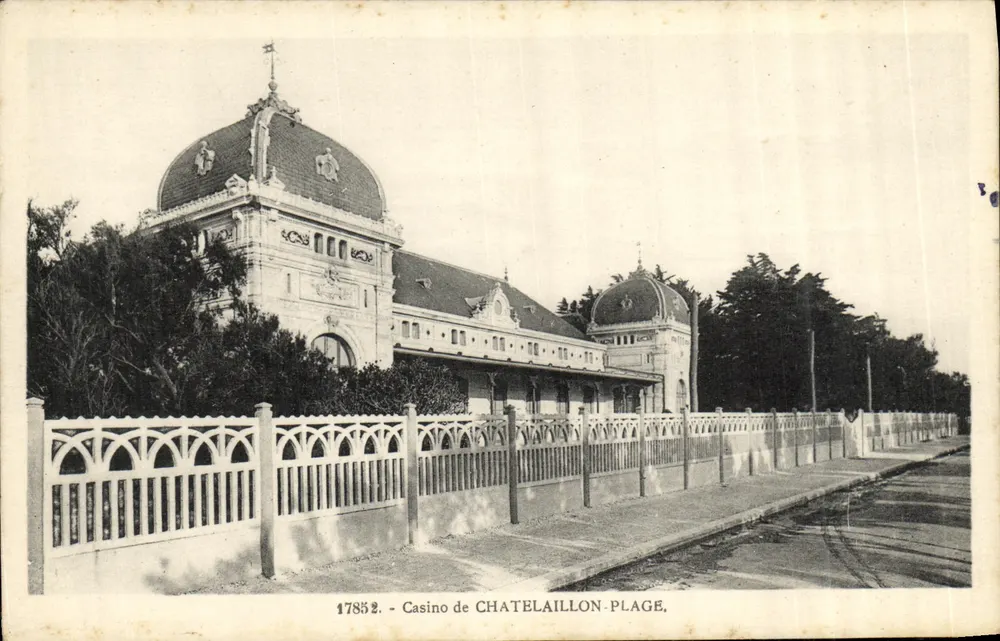 Casino de Châtelallion-Plage — vista do edifício com telhado em cúpula e cerca em ferro forjado — n° 17 - Frente
