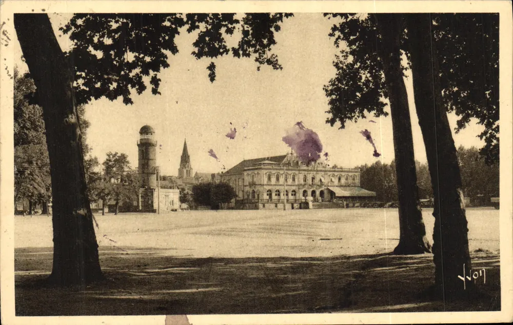 Brive (Corrèze) — Place du 14 Juillet und das Theater — Les Éditions d'Art YVON - Vorderseite