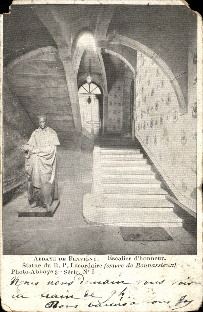 Abbaye de Flavigny — Treppenaufgang mit Statue des R.P. Lacordaire — Photo-Abbaye 3. Serie N° 5 - Vorderseite