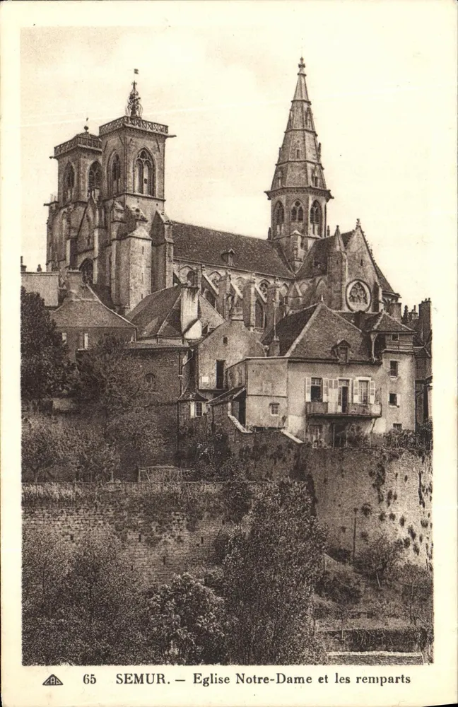 Semur — Kirche Notre-Dame und die Mauern - Vorderseite