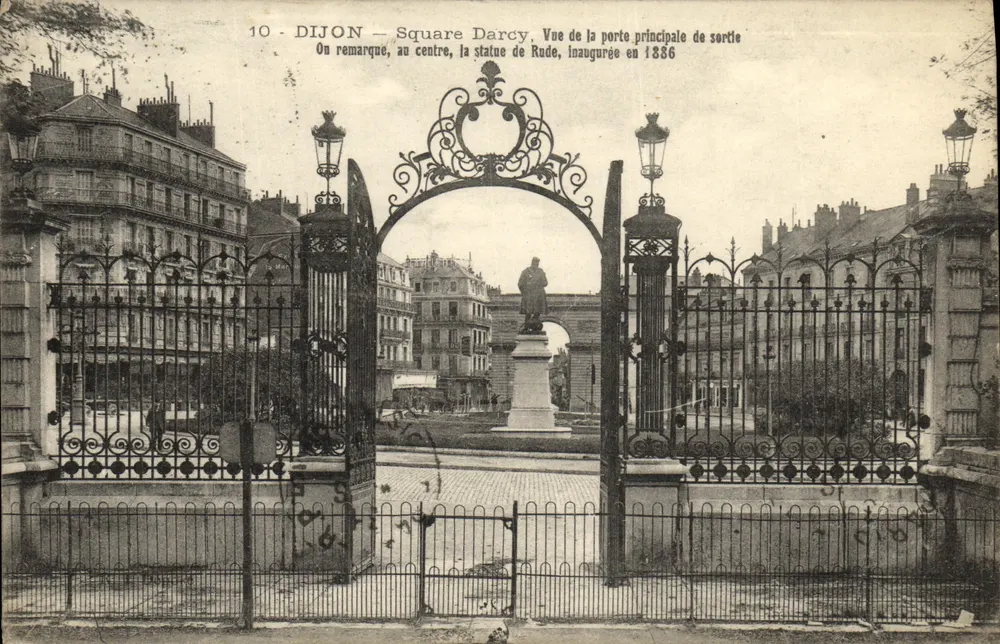 Dijon — Square Darcy — Blick auf das Hauptausgangstor, Statue von Rude eingeweiht 1886 - Vorderseite