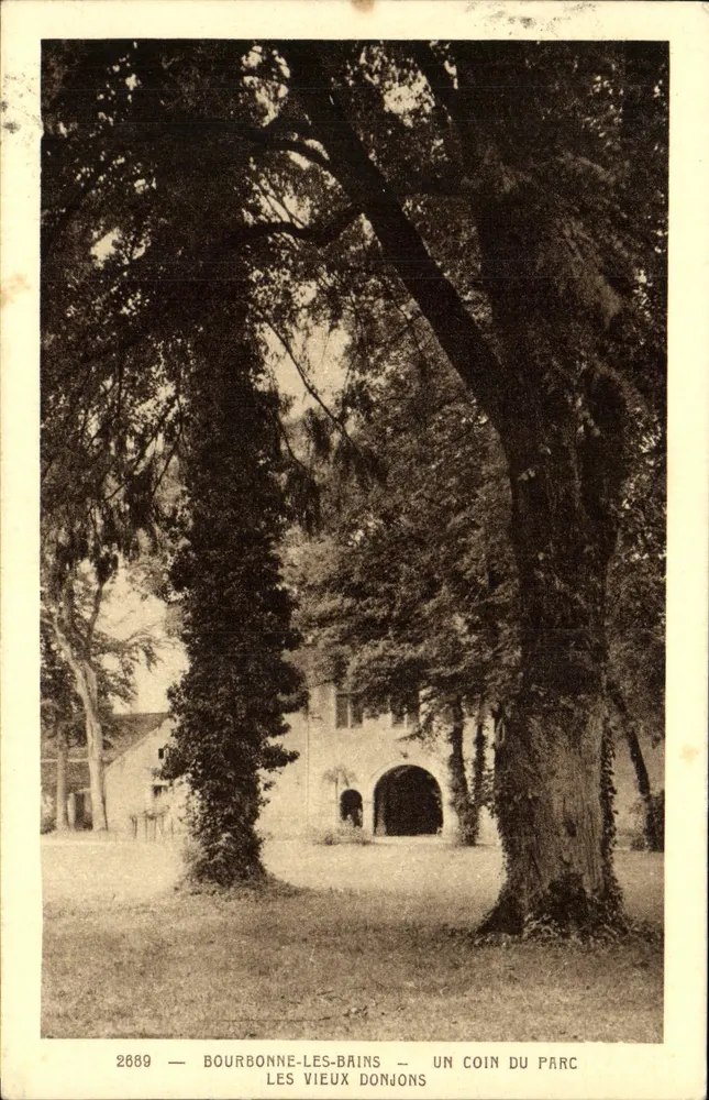 Bourbonne-les-Bains — Die Alten Burgen — Ein Eckbereich des Parks - Vorderseite