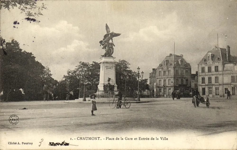 Chaumont - Bahnhofsplatz und Eingang zur Stadt — Cliché A. Pourtoy, Nr. 1 - Vorderseite