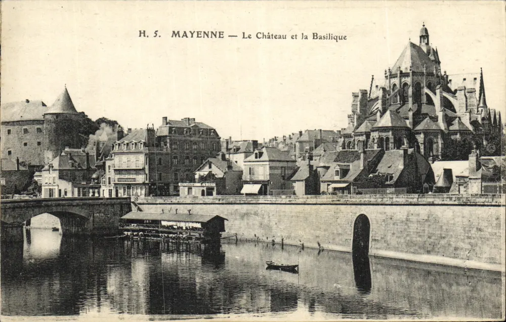 Mayenne — O Castelo e A Basílica - Frente