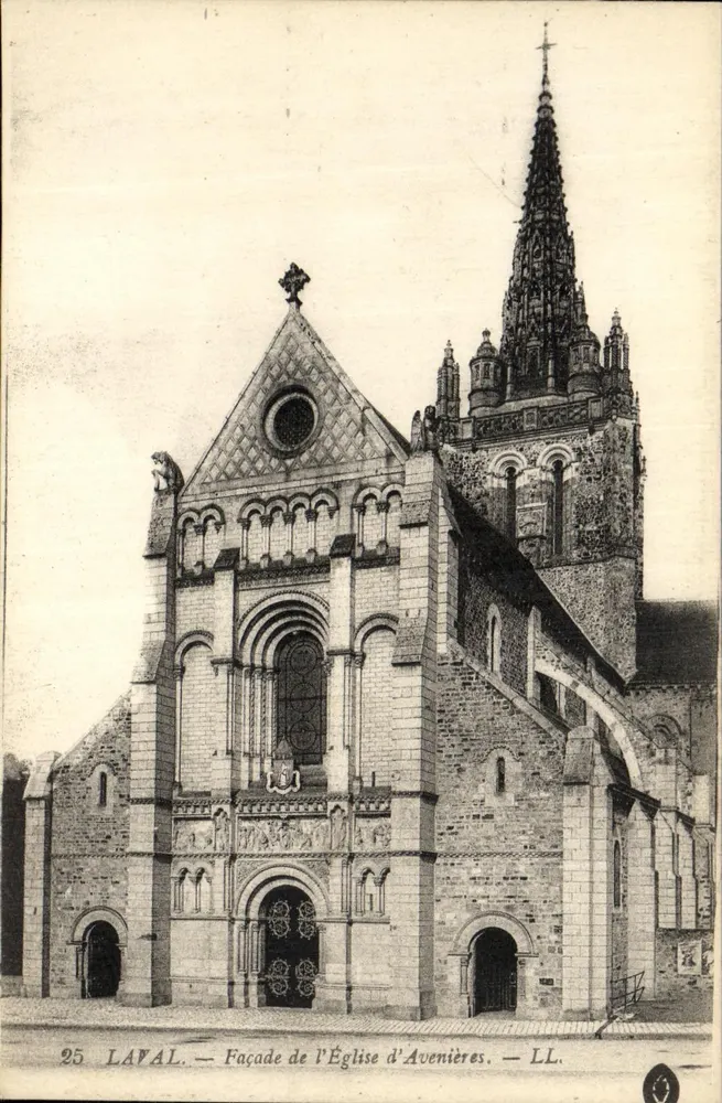 Laval — Fachada da Igreja de Avenières — LL - Frente