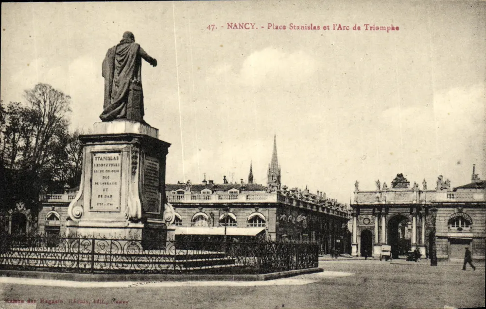 NANCY - Place Stanislas e o Arco do Triunfo — Estátua de Stanislas Leszczynski, editor Magasin Réduis, n°47 - Frente
