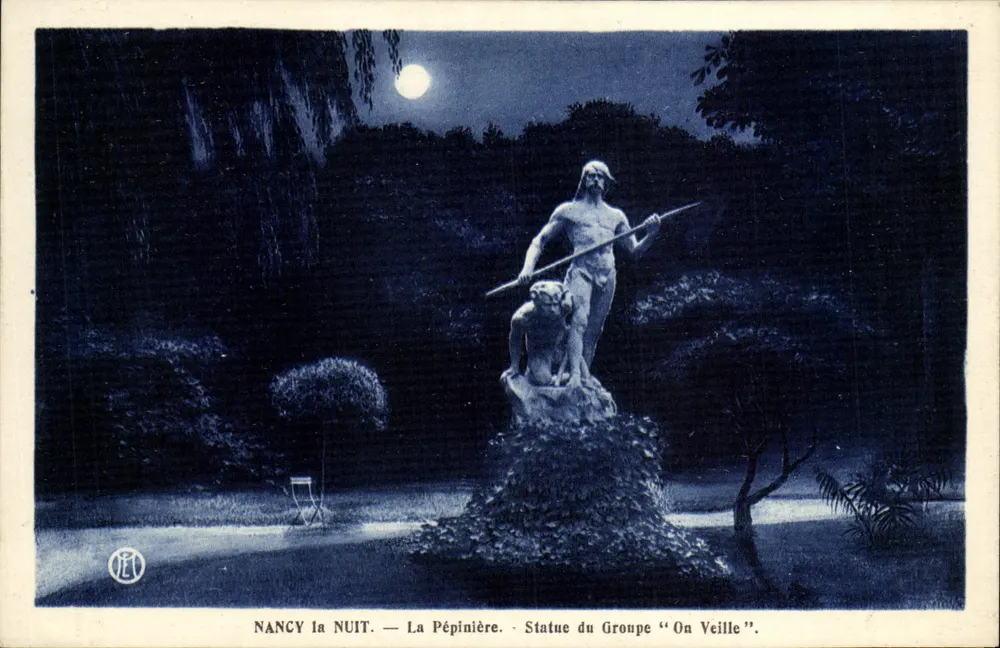 Nancy in der Nacht — La Pépinière — Statue des 'On Veille'-Gruppen - Vorderseite