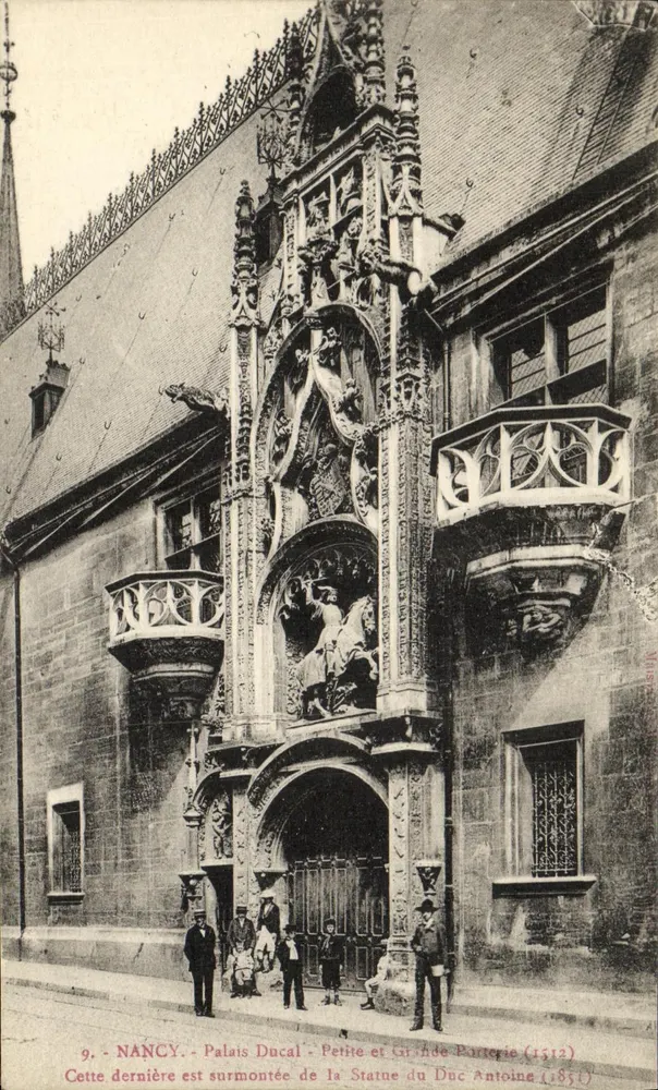 NANCY - Palácio Ducal - Pequena e Grande Porterie (1512) - Estátua do Duque Antoine (1851) - Frente