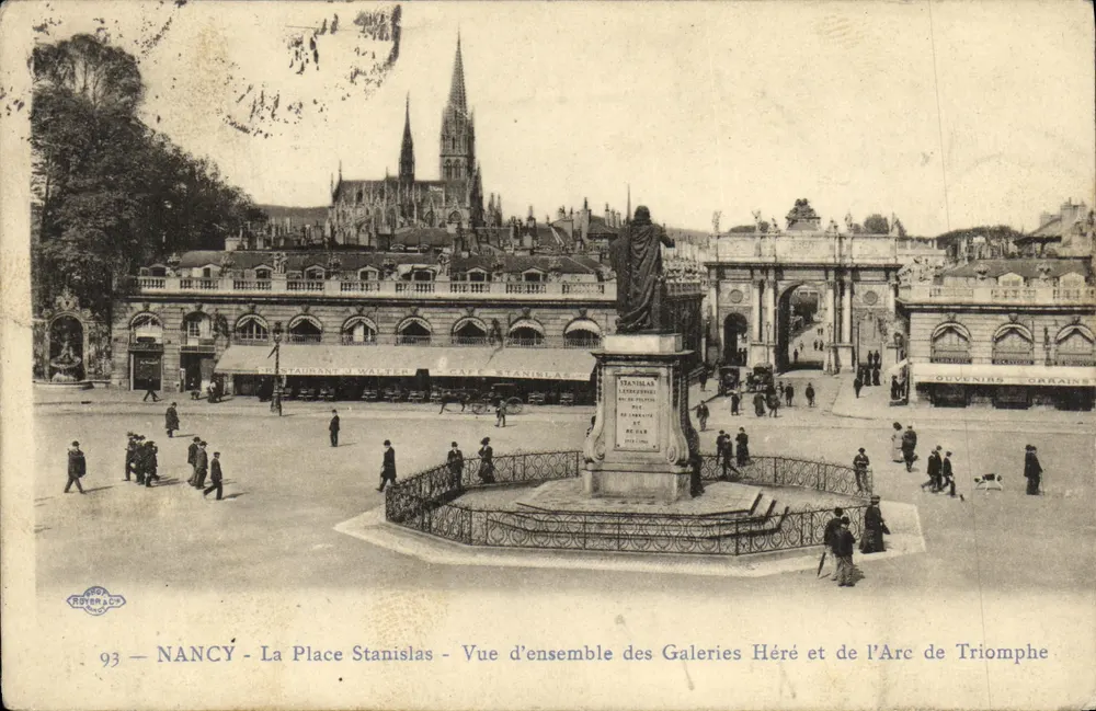 NANCY - Place Stanislas - Überblick über die Galerien Héré und den Triumphbogen - Vorderseite