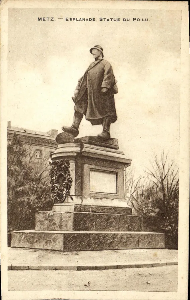 Metz — Esplanade. Statue des Poilu. - Vorderseite