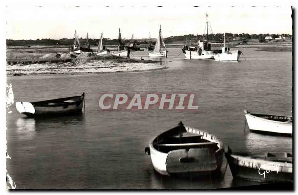 Le Port de Penlan — vue du port avec plusieurs bateaux — Éditions Gaby, Nantes - Frente