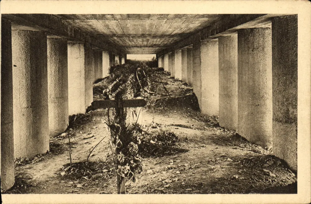 Schützengraben — Innenansicht — Ossuaire de Douaumont - Vorderseite