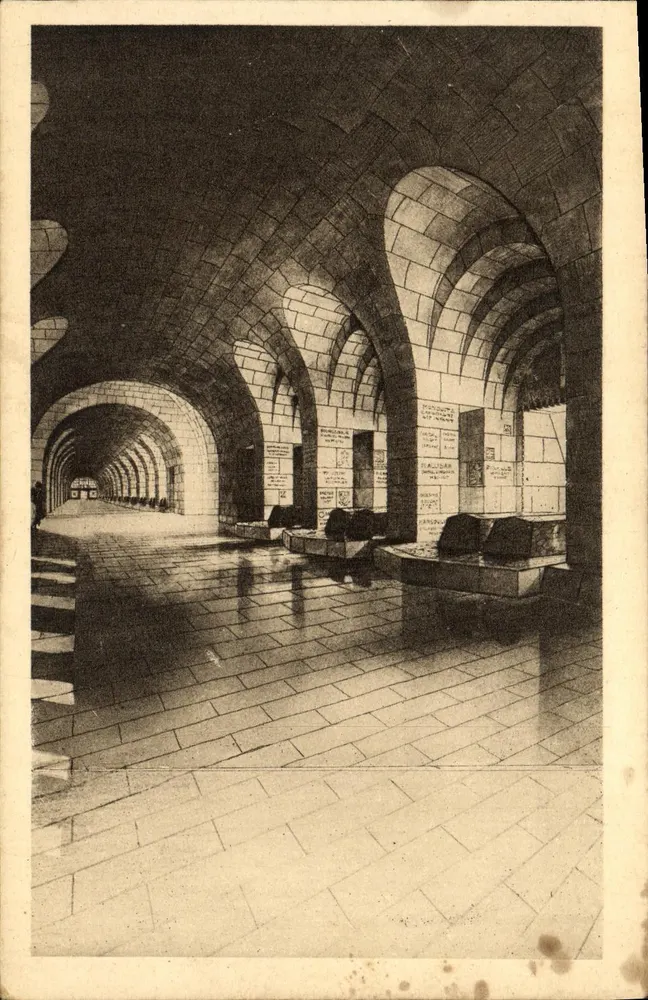 Kloster des Ossuaire de Douaumont — Alveole der Grabstätten — (Léon Azéma und Jacques Hardy, Architekten) - Vorderseite